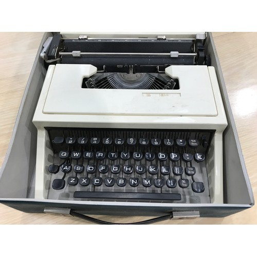 869 - OLIVETTI SPANISH MADE TYPEWRITER IN CASE