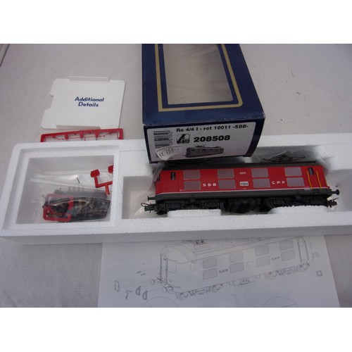 19 - MODEL RAILWAY HO GAUGE LIMA CONTINENTAL SWISS RE4/4 I BOXED LOCOMOTIVE, 10011 SBB 208508 APPEARS LIT... 