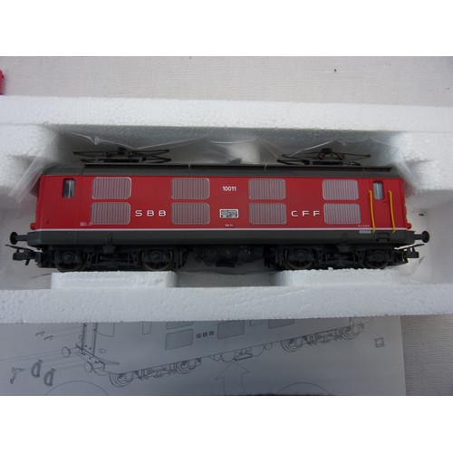 19 - MODEL RAILWAY HO GAUGE LIMA CONTINENTAL SWISS RE4/4 I BOXED LOCOMOTIVE, 10011 SBB 208508 APPEARS LIT... 