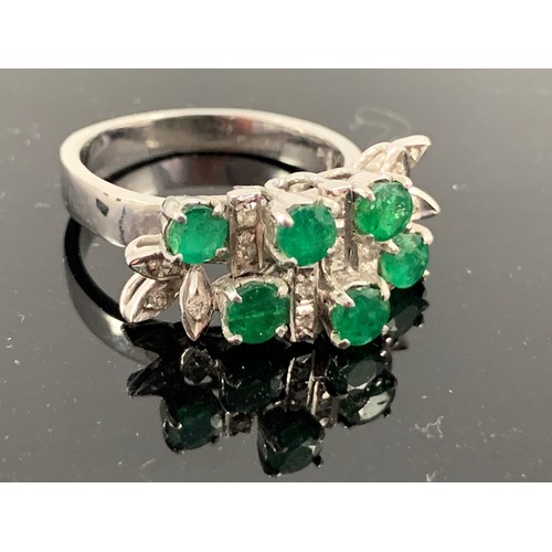 1388 - PRETTY WHITE AND GREEN STONE DRESS RING