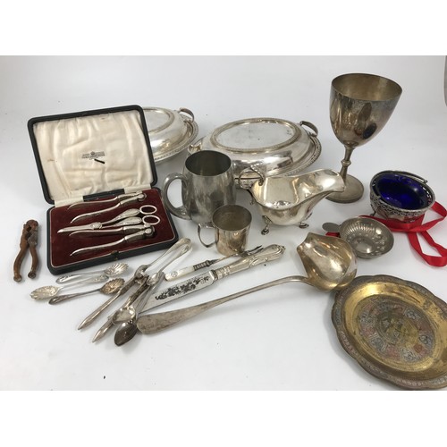 1879 - QUANTITY OF MISC. PLATED WARE INCLUDING LOBSTER CRACKERS, ENTRÉE DISHES, VARIOUS SPOONS ETC