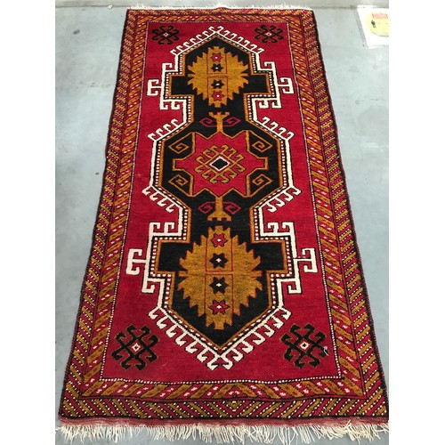 480 - RUG WITH GEOMETRIC DECORATION, approx. 201 x 103 cm