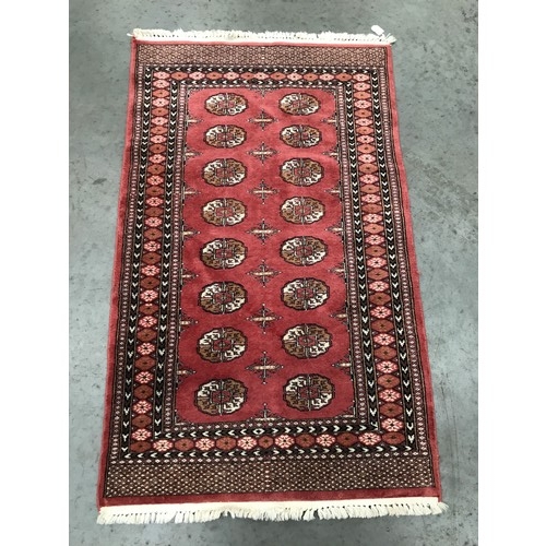 482 - PINK GROUND INDIAN RUG, APPROX. 148 X 90 cm, MEDALLION DECORATION