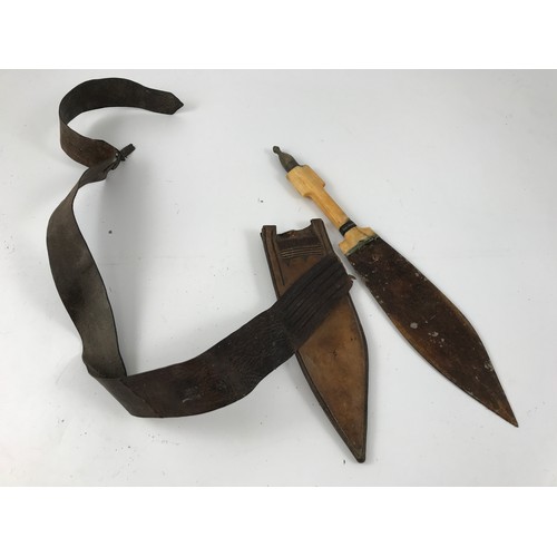 1637 - AFRICAN, POSSIBLY SUDANESE, DAGGER WITH HORN HANDLE AND LEATHER SCABBARD, BLADE APPROX. 20.5 cm