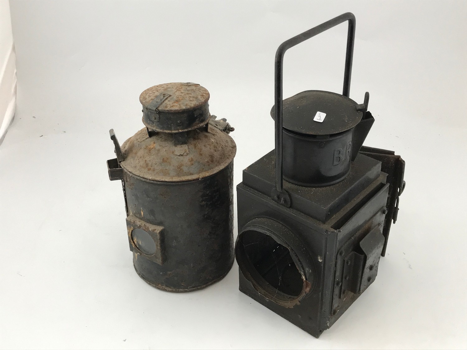 frágil Claraboya Final TWO OLD RAILWAY LAMPS , BR STANDARD LOCOMOTIVE OR TAIL LAMP IN BLACK WITH  SIDE BRACKETS MISSING GLAS