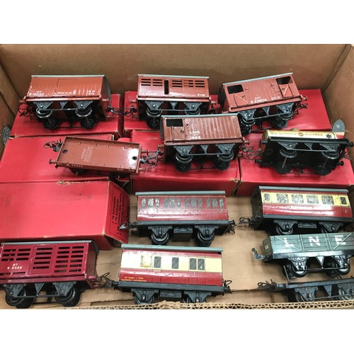 654 - HORNBY O GAUGE, 7 BOXED WAGONS AND COACHES INCLUDING 12T VENT VAN 8 TON CATTLE TRUCK, 20 T BRAKE VAN... 