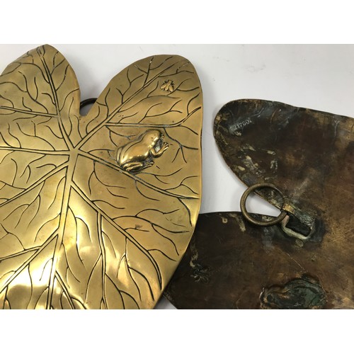 822 - BOX OF BRASS ITEMS TO INCLUDE TWO BRASS LILY PAD BACK PLATES FOR SCONCES.WITH FROGS CHASING A FLY re... 