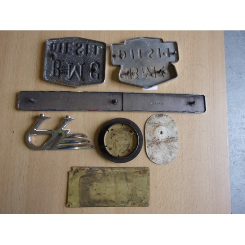 46 - COLLECTION OF AUSTIN MORRIS AND BMC DIESEL BADGES INCLUDING A BRITISH LEYLAND AUSTIN MORRIS RADIATOR... 