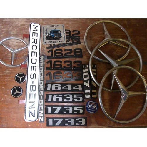 48 - COLLECTION OF MERCEDES BENZ COMPRISING A VEHICLE MERCEDES BENZ BADGE MORE MODERN PLASTIC ONE TRUCKER... 