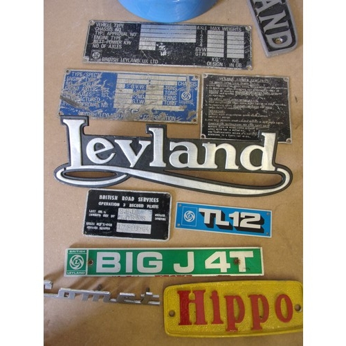 55 - BRITISH LEYLAND COLLECTION INCLUDING A WADE LEYLAND ASHTRAY VINTAGE LEYLAND RADIATOR BADGE WITH BLAC... 