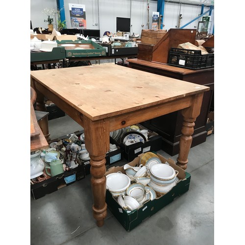 470 - PINE KITCHEN TABLE ON TURNED LEGS