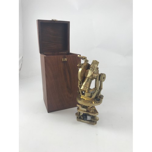 709 - A BRASS VINTAGE REPRODUCTION THEODOLITE SURVEYORS LEVELLING IN WOODEN CASE