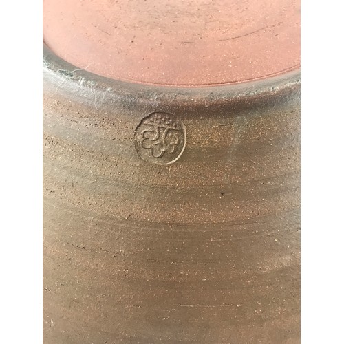 955 - A LARGE STUDIO POTTERY STONEWARE BOWL WITH IMPRESSED  POTTERY MARK AND A STONEWARE VASE