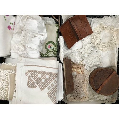 1352 - QUANTITY OF GOOD ASSORTED LINEN TOGETHER WITH A TABLE CLOTH, LACE, DOLLIES, MIXED LINEN AND WHITE LI... 