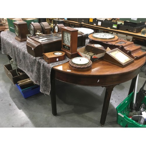 472 - GEORGIAN MAHOGANY D END EXTENDING DINING TABLE WITH 2 LEAVES