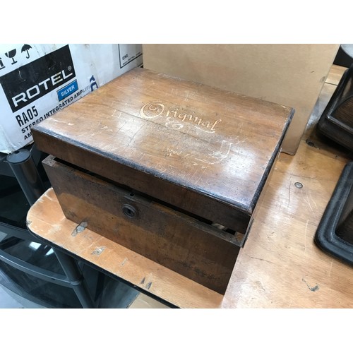 1575 - OAK CASED BOXED MUSICAL BOX AND DISCS