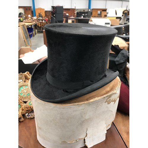 1792 - TOP HAT IN A BOX, approx. 20 cm front to rear and 16.5 cm wide