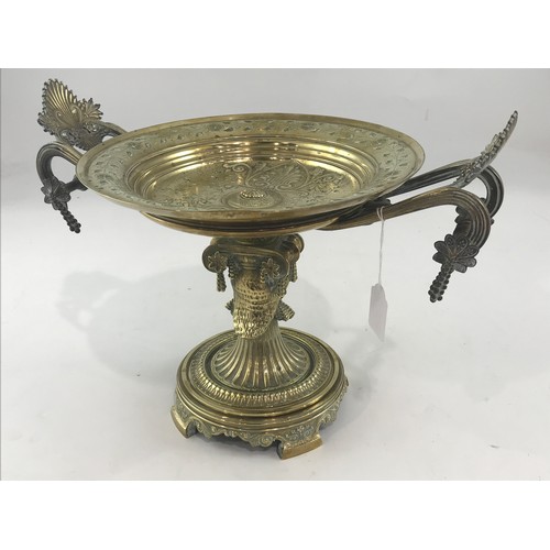 1812 - A VERY IMPRESSIVE GILT BRASS TWIN HANDLED TAZZA WITH BACCHUS MASK FLUTED PEDESTAL ON CIRCULAR PLATFO... 