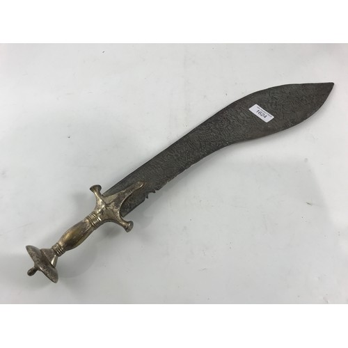 1624 - EASTERN ARABIC STYLE HAND KNIFE, approx. 50 cm