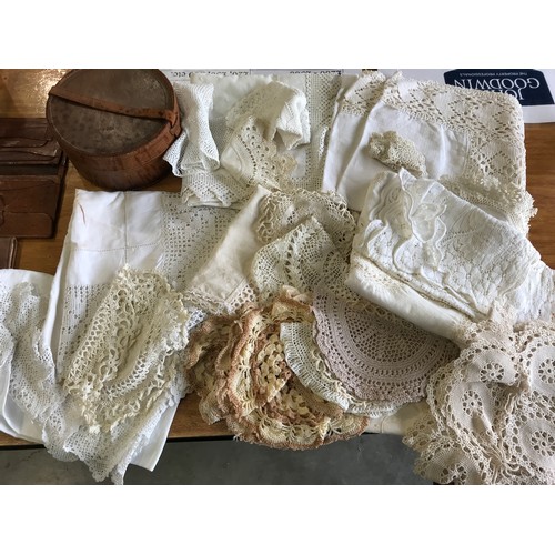 1352 - QUANTITY OF GOOD ASSORTED LINEN TOGETHER WITH A TABLE CLOTH, LACE, DOLLIES, MIXED LINEN AND WHITE LI... 