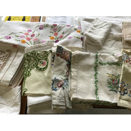 1352 - QUANTITY OF GOOD ASSORTED LINEN TOGETHER WITH A TABLE CLOTH, LACE, DOLLIES, MIXED LINEN AND WHITE LI... 