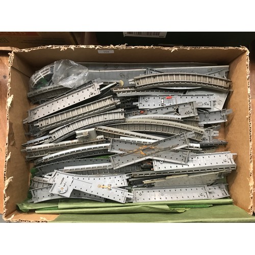 102 - TRAY OF TRIANG RAILWAYS GREY RAISED TRACK, SERIES 2/3