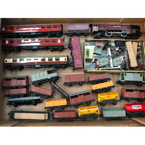 154 - HORNBY DUBLO COLLECTION, 2 RAIL 46245 LMS CITY  4-6-2 CITY OF LONDON, 2 X SD LM COACHES, ONE MISSING... 