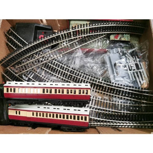 160 - TRIANG MODEL RAILWAY INC. BRITANNIA IN BOX, A4 TENDER U/B, COACHES R333, ONE BOXED, TINPLATE HORNBY ... 