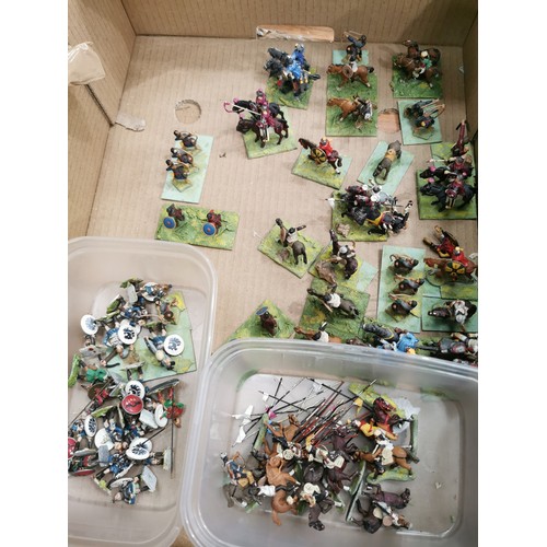 326 - LARGE COLLECTION OF HINCHCLIFFE DIE CAST TOY MODEL SOLDIERS, MAINLY OF MEDEIVIL PERIOD, WELL DECORAT... 