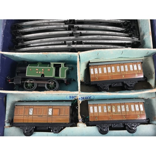 194 - HORNBY O GAUGE BOXED HORNBY NUMBER 101 TANK PASSENGER SET WITH LOCOMOTIVE LNER 460, 3 TEAK COACHES P... 