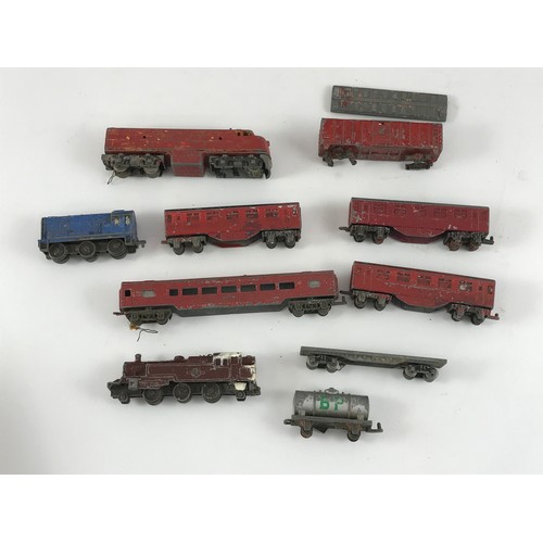 300 - COLLECTION OF LONE STAR DIE CAST SMALL SCALE MODEL RAILWAY COACHES AND ROLLING STOCK