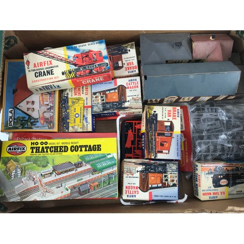 145 - SUNDRY MODEL RAILWAY ACCESSORIES AND BUILDINGS INCLUDING SOME EARLY AIRFIX, UNMADE KIT WAGONS, BRAKE... 