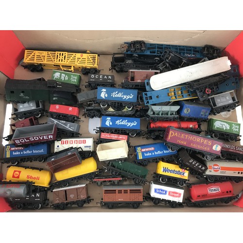 141 - TRAY OF APPROX 40 TRIANG HORNBY AND SIMILAR MODEL RAILWAY WAGGONS