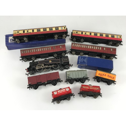 148 - HORNBY DUBLO, A STANDARD TANK 80054 3R, 3 UNBOXED COACHES, 1 BOXED D1 COACH AND 4 HORNBY DUBLO WAGON... 