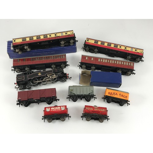 148 - HORNBY DUBLO, A STANDARD TANK 80054 3R, 3 UNBOXED COACHES, 1 BOXED D1 COACH AND 4 HORNBY DUBLO WAGON... 