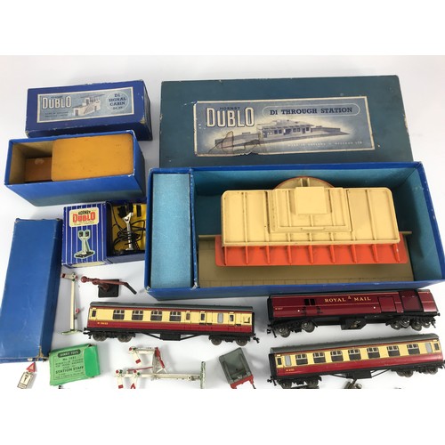 150 - HORNBY DUBLO, BOXED D1 THROUGH STATION, SIGNAL CABIN, ES7 SIGNAL, 2 X D1 'BLOOD & CUSTERD COACHES, 3... 