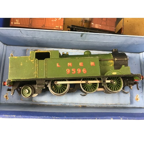 151 - HORNBY DUBLO BOXED SET EDG7 TANK GOODS TRAIN, LOCOMOTIVE 0-6-2 LNER 9596, 4 WAGONS , TRACK AND CONTR... 