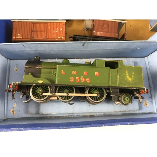 151 - HORNBY DUBLO BOXED SET EDG7 TANK GOODS TRAIN, LOCOMOTIVE 0-6-2 LNER 9596, 4 WAGONS , TRACK AND CONTR... 