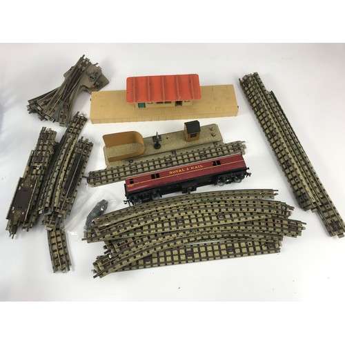 149 - HORNBY DUBLO 3 RAIL TRACK ISLAND PLATFORM BUILDING, TPO APARATUS AND COACH, ALL UNBOXED