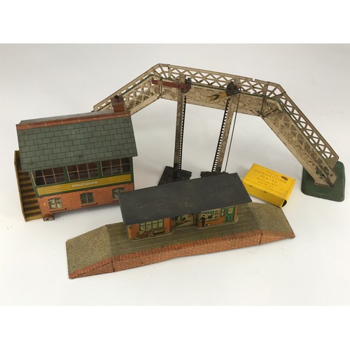 196 - HORNBY O GAUGE COMPRISING TIN PLATE SIGNAL BOX, LOW RELIEF STATION BUILDING, FOOT BRIDGE, WATER TOWE... 