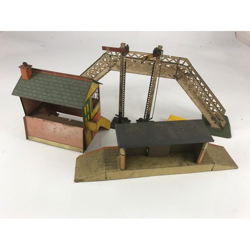 196 - HORNBY O GAUGE COMPRISING TIN PLATE SIGNAL BOX, LOW RELIEF STATION BUILDING, FOOT BRIDGE, WATER TOWE... 