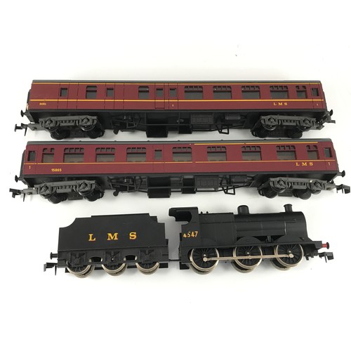 188 - LIMA O GAUGE LMS 4F 060 LOCOMOTIVE 4547 TOGETHER WITH 2 LMS LIVERY MARK 1 STYLE COACHES