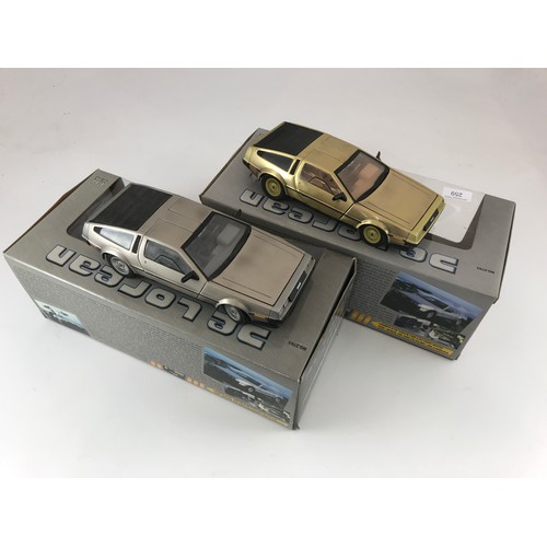 259 - SUNSTAR 2 BOXED 1:18 SCALE DELOREAN CARS COMPRISING 1981 DELOREAN LK, 1981 DELOREAN BRACKETS, GOLD E... 