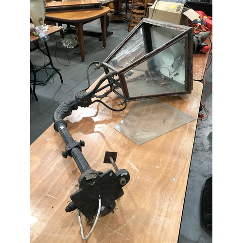 580 - GOOD QUALITY CONVERTED GAS LIGHT WITH ORNATE CAST IRON BRACKET