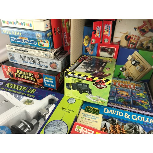 307 - LARGE QUANTITY OF CHILDRENS AND OTHER BOARD GAMES INCLUDING BATTLESHIP, KARATE FIGHTERS, PHOTO MOSAI... 