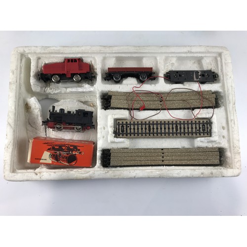 118 - MARKLIN PART BOXED STARTER TRAIN PACK 2919 WITH TRACK WORK, LOCOMOTIVE AND WAGONS