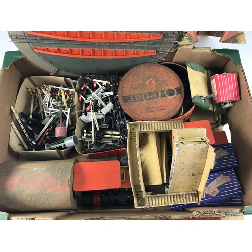 104 - LARGE BOX OF HORNBY DUBLO ACCESSORIES INCLUDING SUBURBAN STATION, ISLAND PLATFORM, SEVERAL SIGNAL BO... 