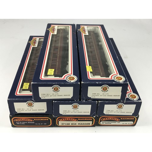 122 - COLLECTION OF 8 BOXED MODEL RAILWAY COACHES, MAINLINE AND BACHMANN, MOSTLY MARK 1 AND COLLETT, 60 FO... 