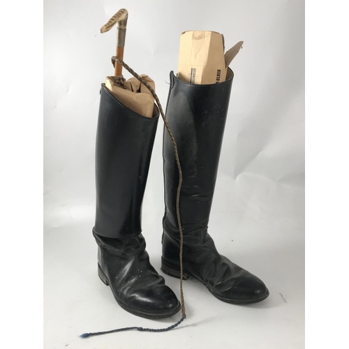 1140 - PR. ENGLISH LEATHER RIDING BOOTS SIZE 6/ 39 AND A CROP