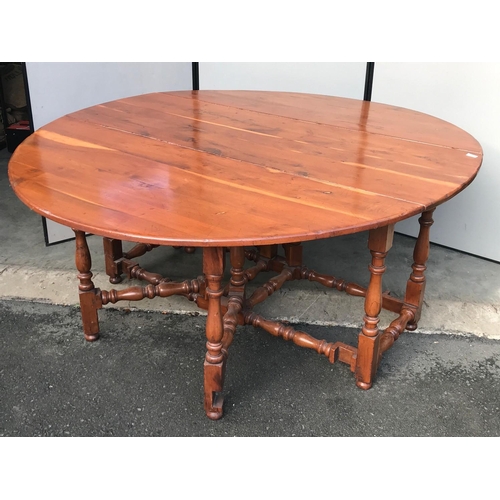 31 - VERY GOOD QUALITY GATE LEG OVAL TOP CHESTNUT DINING TABLE, 180 x 157 cm approx